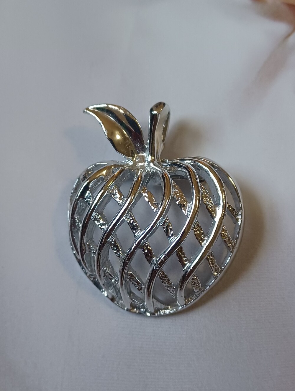 Vintage Gerry’s Silvertone Open Lattice Apple Brooch Pendant Signed 🍎